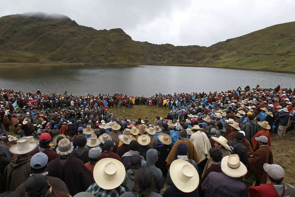 Riunione indigena alla laguna del Perol in Perù